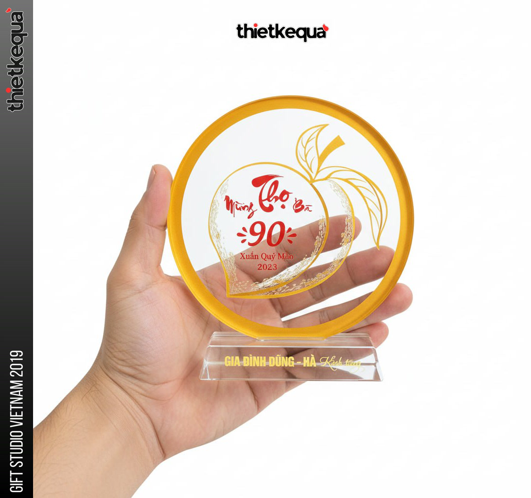 Kỷ niệm chương pha lê tròn viền vàng thiết kế quả đào mừng thọ 90 tuổi - Ảnh 3