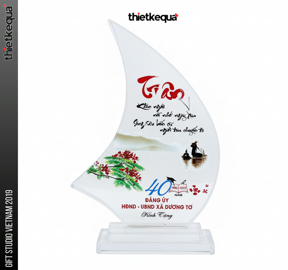 Kỷ niệm chương pha lê thiết kế cánh buồm in họa tiết thư pháp và phong cảnh quê hương tinh tế - Ảnh 2