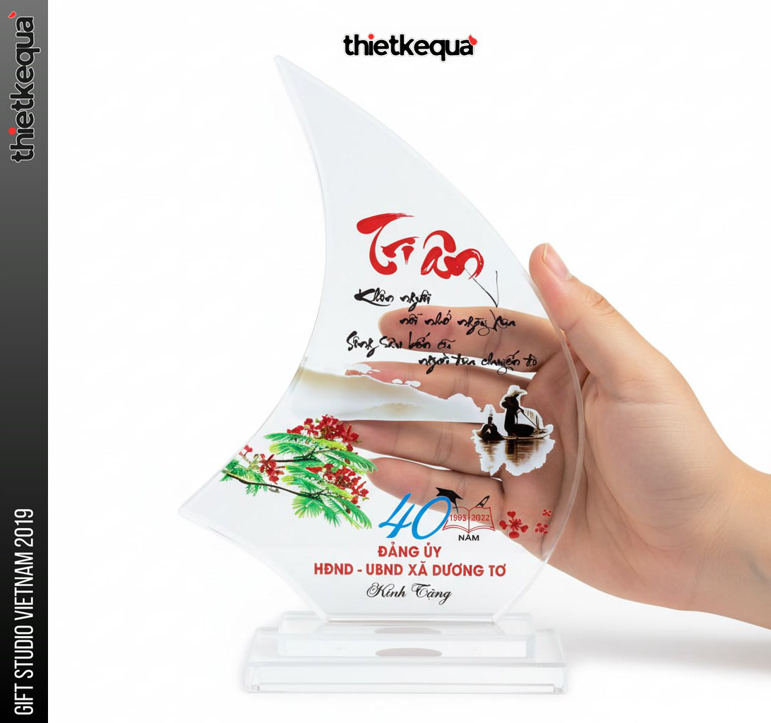 Kỷ niệm chương pha lê thiết kế cánh buồm in họa tiết thư pháp và phong cảnh quê hương tinh tế - Ảnh 3