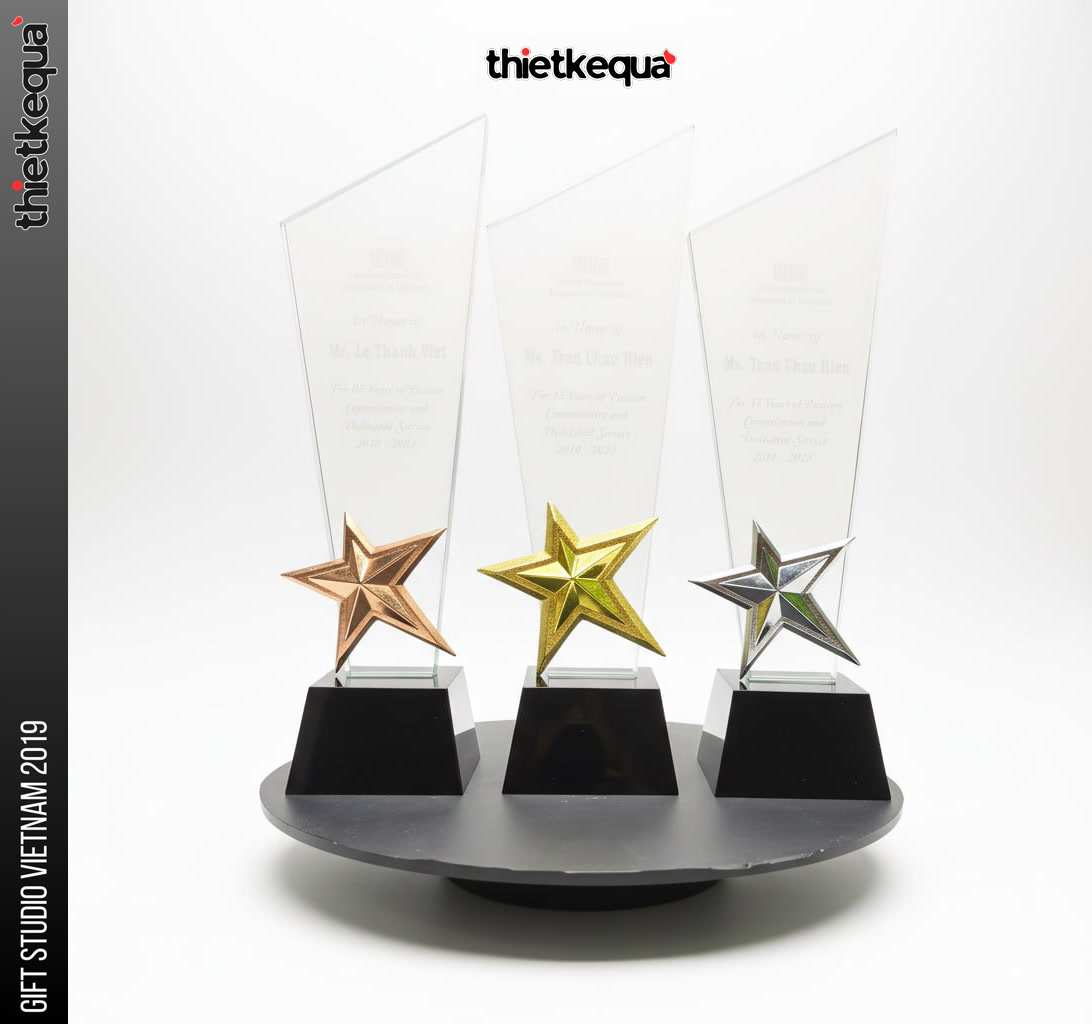 Cúp pha lê vinh danh nhân viên kì cựu của công ty