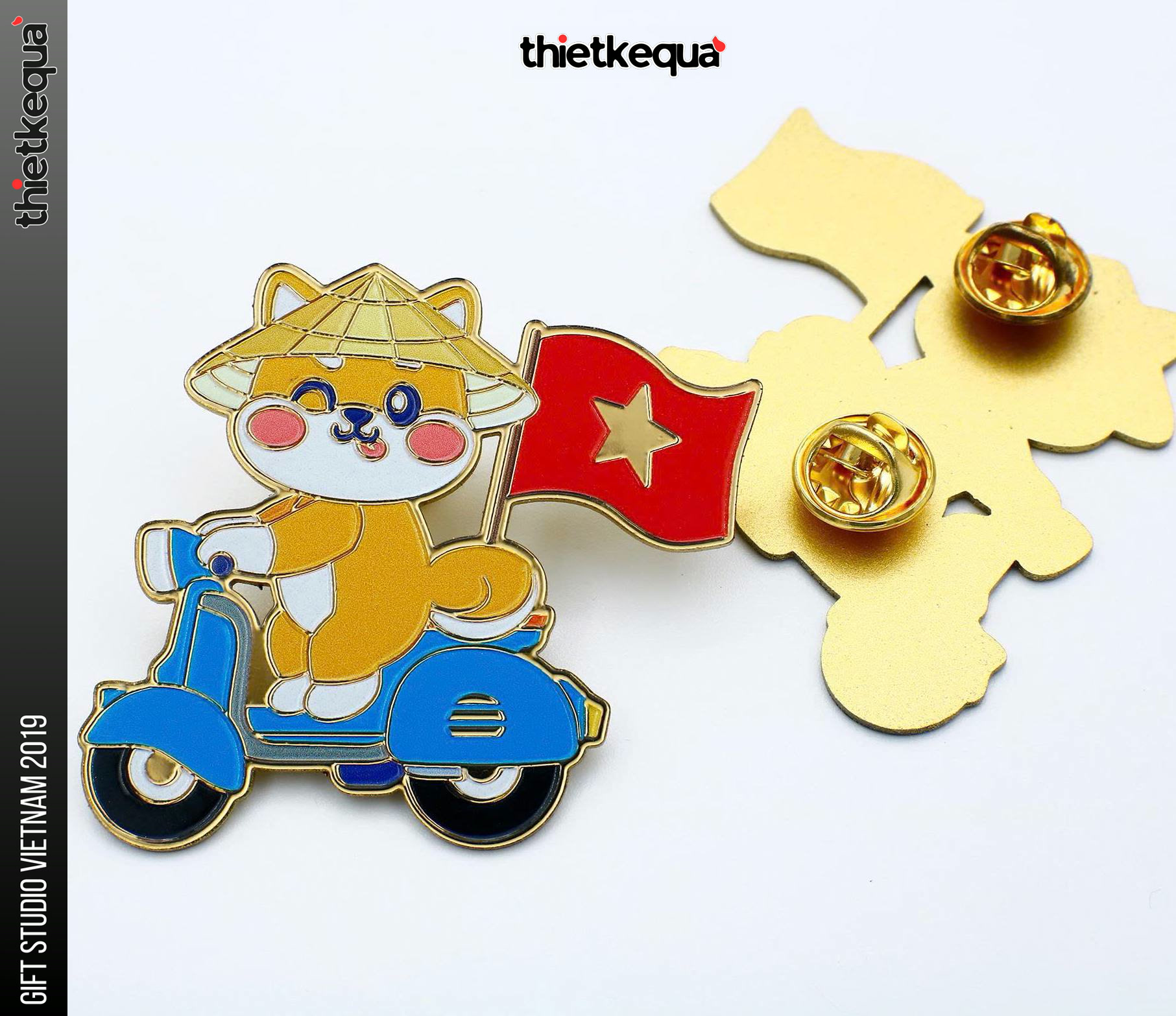 Huy Hiệu Lưu Niệm Cún Đi Xe