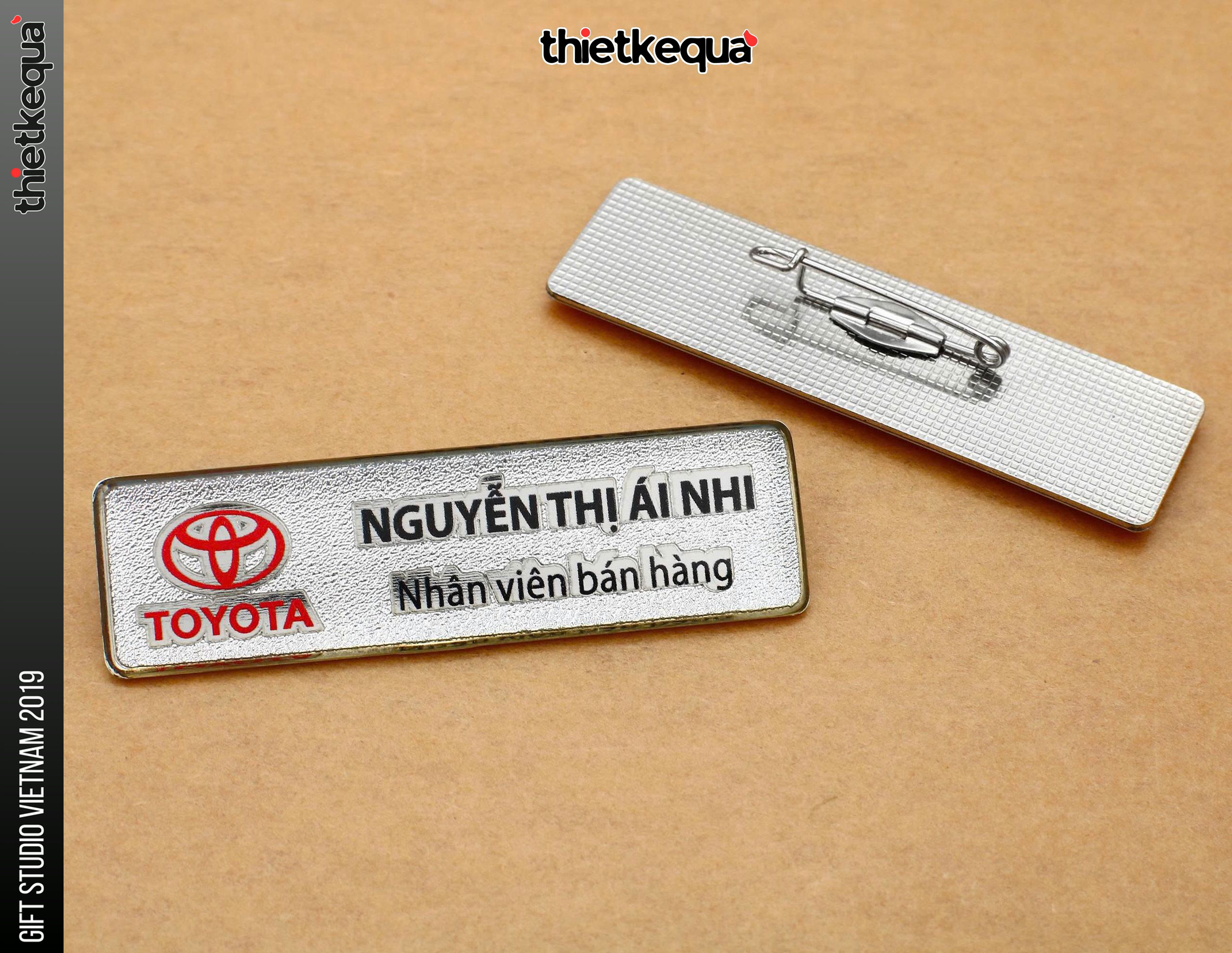 Làm bảng tên Nhân Viên TOYOTA inox khắc ăn mòn