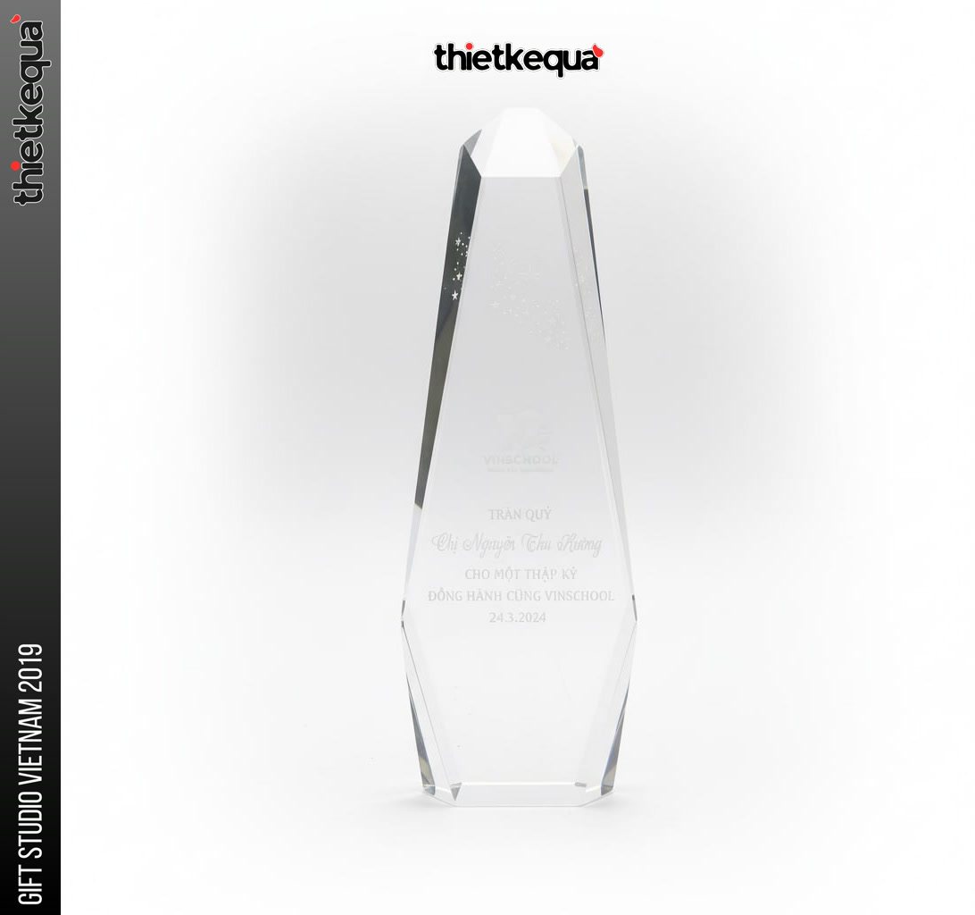 Cúp pha lê vinh danh Vinschool tri ân 10 năm đồng hành