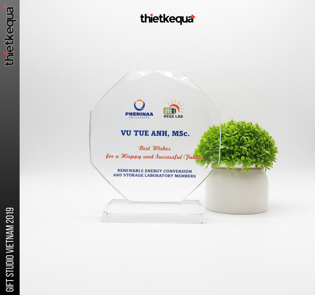 Cúp pha lê vinh danh Phenikaa University và REGS Lab