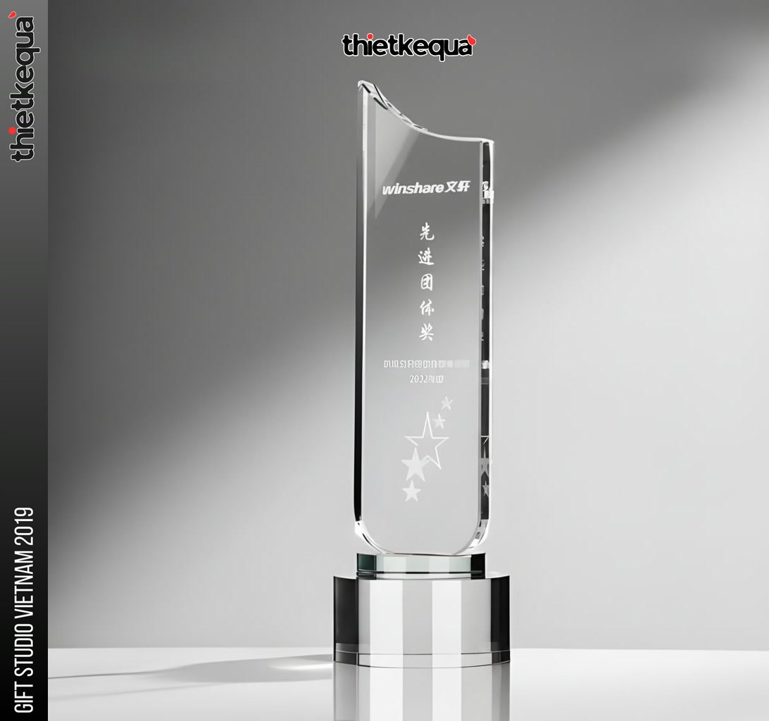 Cúp pha lê vinh danh Winshare thiết kế trụ vát tối giản