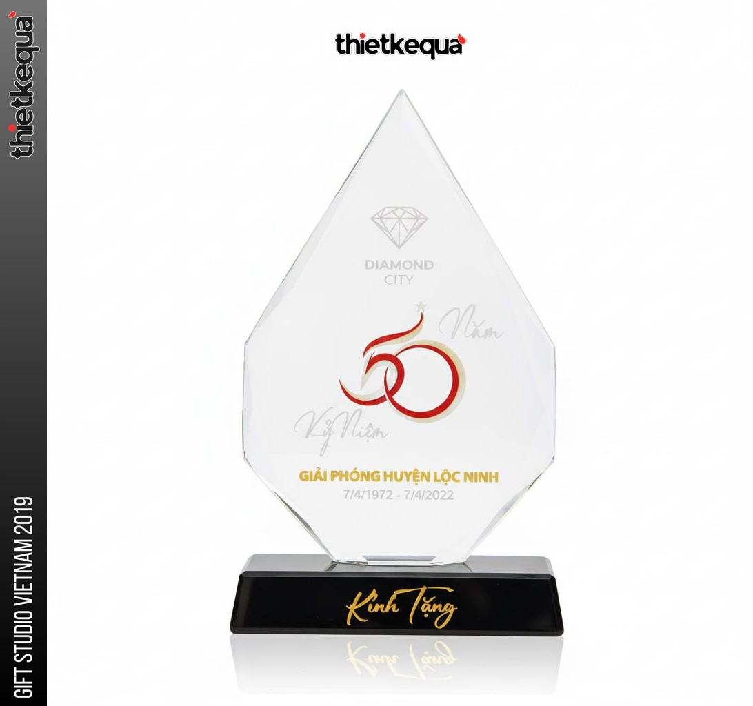 Cúp pha lê kỷ niệm 50 năm giải phóng huyện Lộc Ninh của Công Ty Diamond City