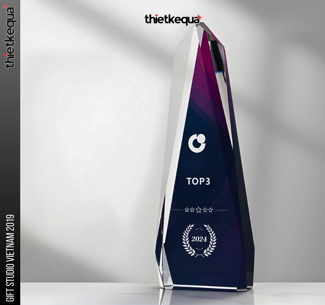 Cúp pha lê vinh danh thiết kế đa giác màu chuyển sắc  xanh – tím độc đáo, hiện đại