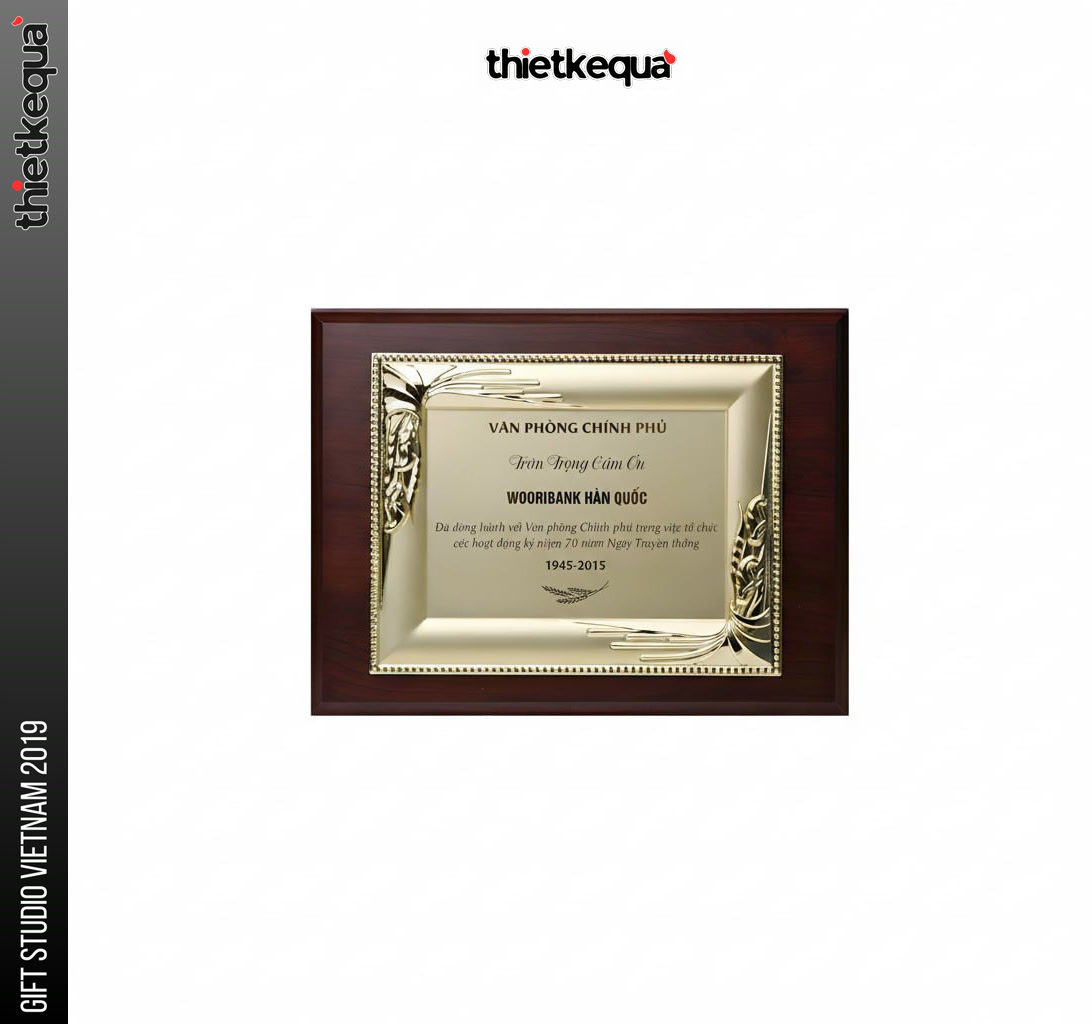 Bảng vinh danh gỗ nền kim loại mạ vàng chạm nổi cổ điển sang trọng của Văn Phòng Chính Phủ