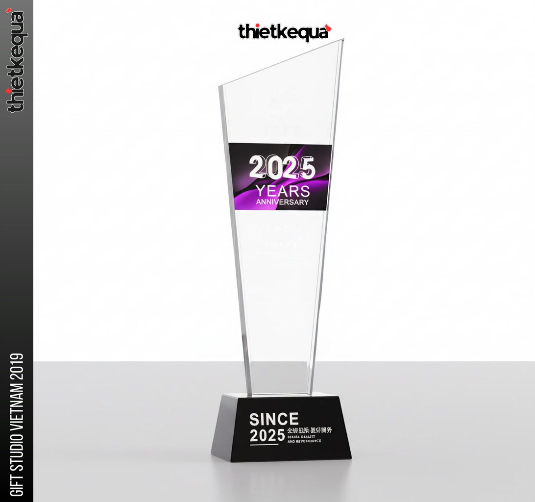 Cúp pha lê 2025 Years Anniversary TripZilla thiết kế vát chéo hiện đại - Ảnh 2