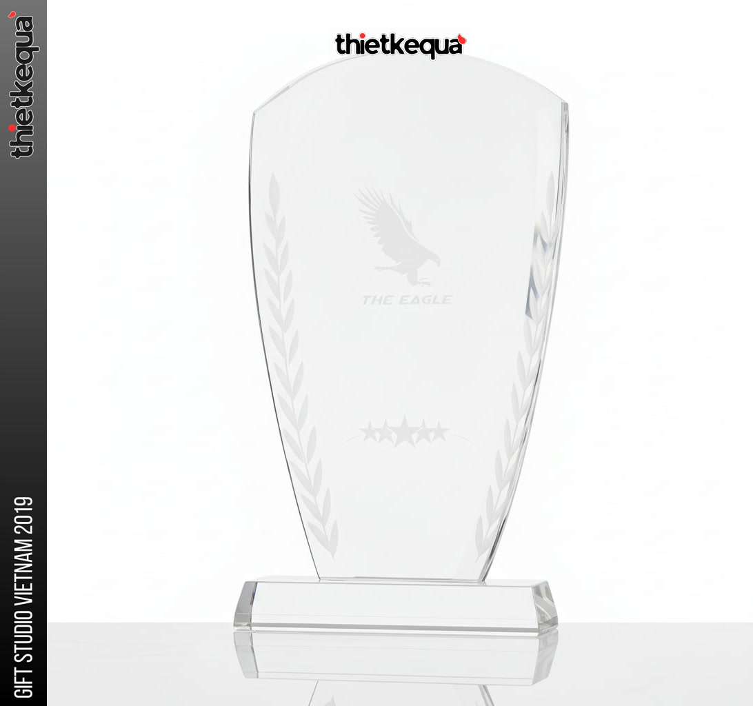Cúp pha lê The Eagle vinh danh thiết kế khiên cong tối giản trong suốt