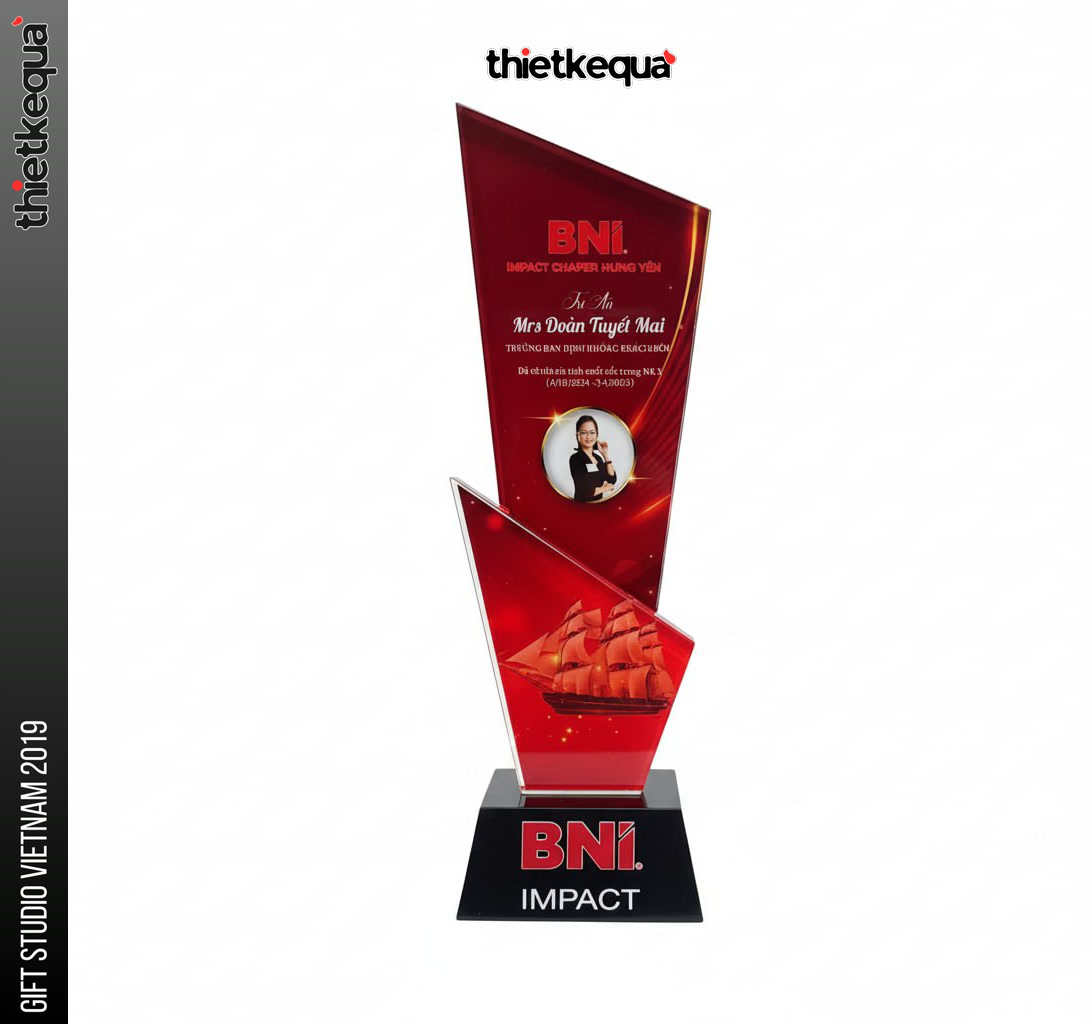 Cúp pha lê BNI Impact vinh danh cá nhân thiết kế đỏ vát chéo nổi bật - Ảnh 2