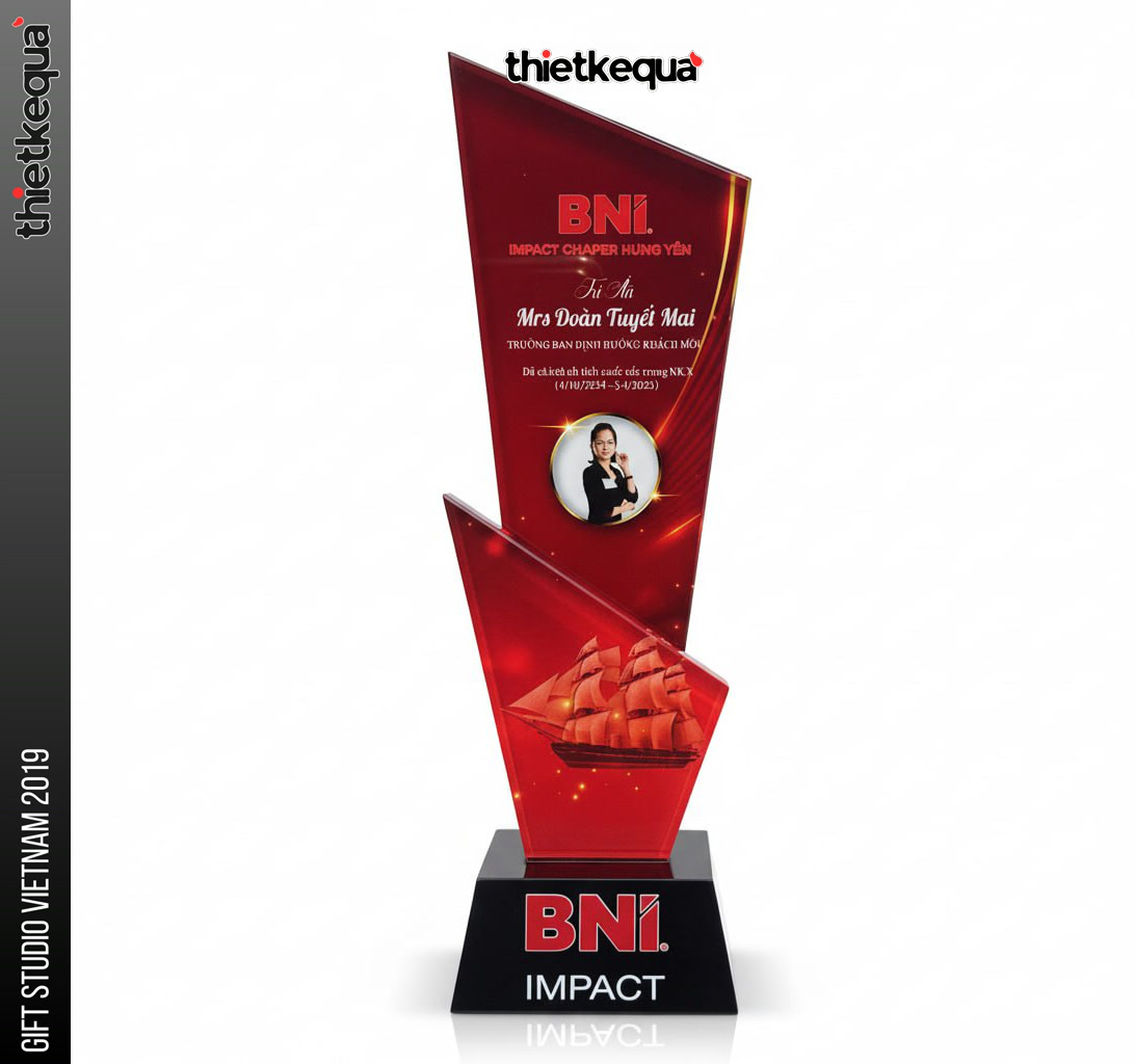 Cúp pha lê BNI Impact vinh danh cá nhân thiết kế đỏ vát chéo nổi bật