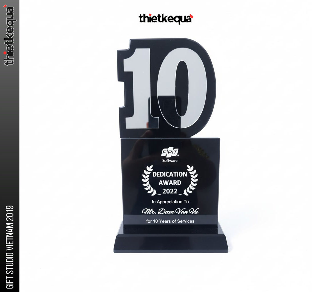 Cúp pha lê FPT Software vinh danh 10 năm cống hiến thiết kế số khối hiện đại