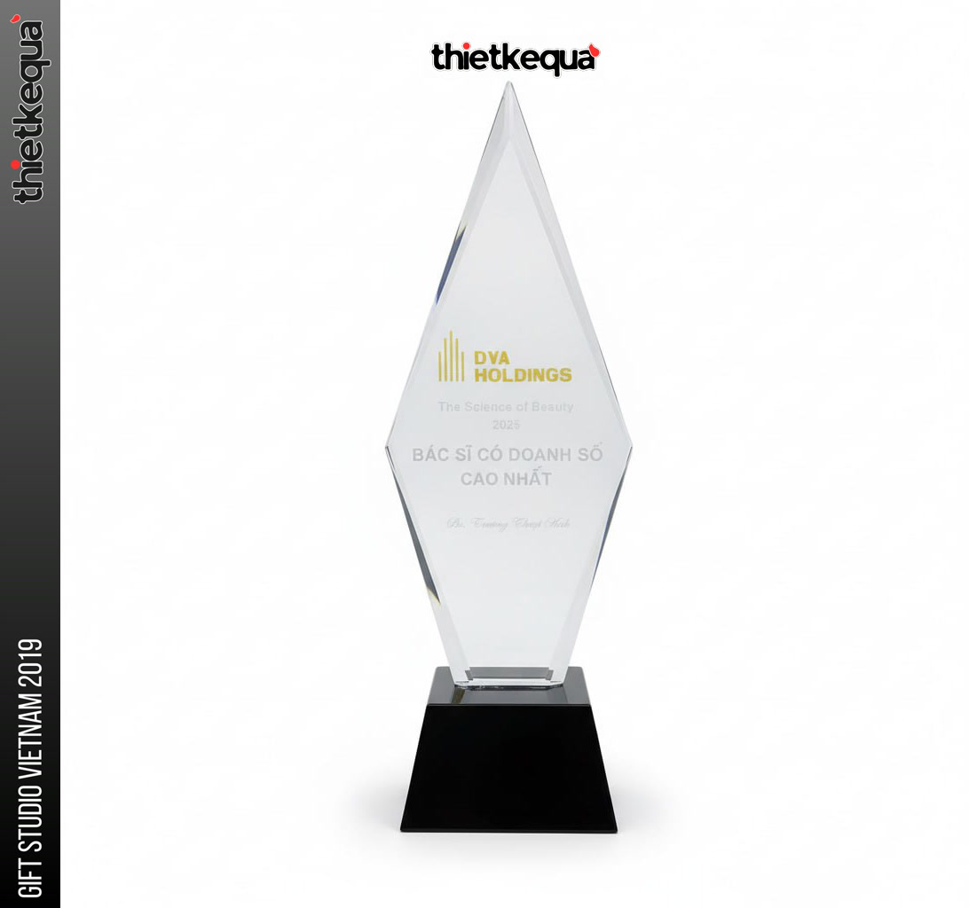 Cúp pha lê DVA Holdings vinh danh bác sĩ doanh số cao nhất thiết kế kim cương tối giản