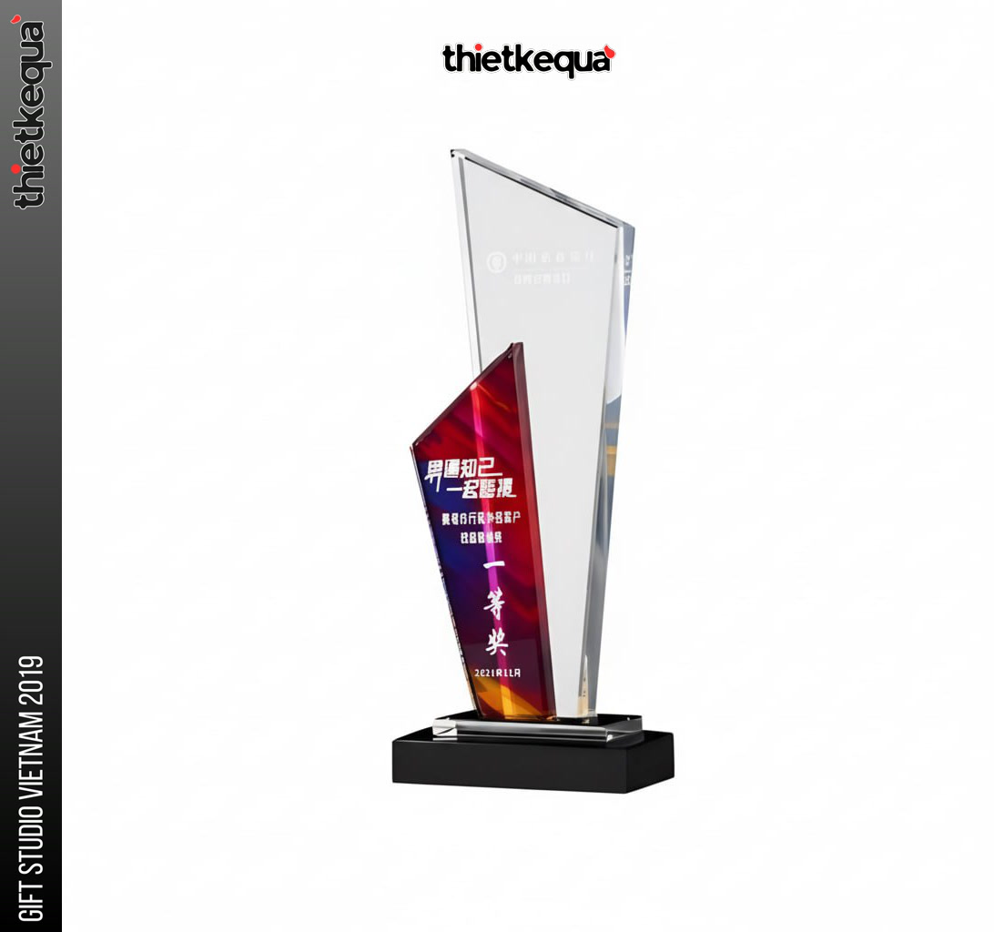 Cúp pha lê đa giác hai lớp phối màu đỏ – trong suốt hiện đại