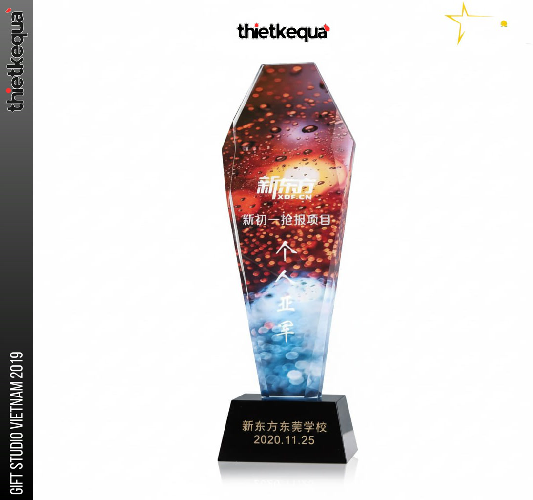 Cúp pha lê đa giác họa tiết chuyển màu đỏ – xanh nghệ thuật