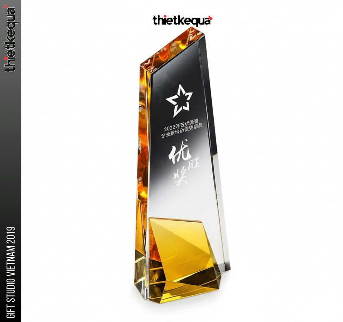 Cúp pha lê vát chéo phối màu vàng – đen sang trọng thiết kế theo yêu cầu