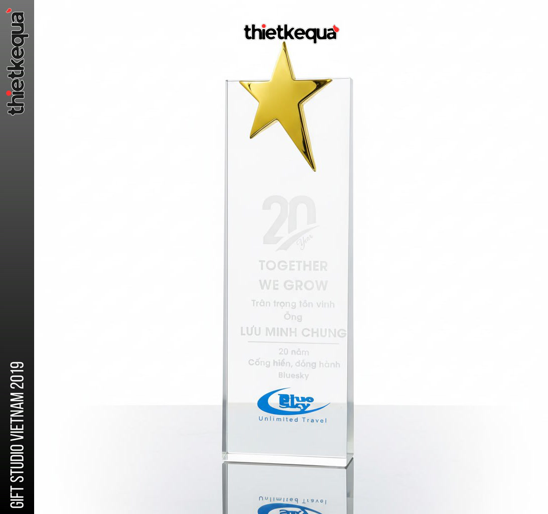 Cúp pha lê khối đứng đính sao vàng kỷ niệm 20 năm đồng hành thiết kế tối giản