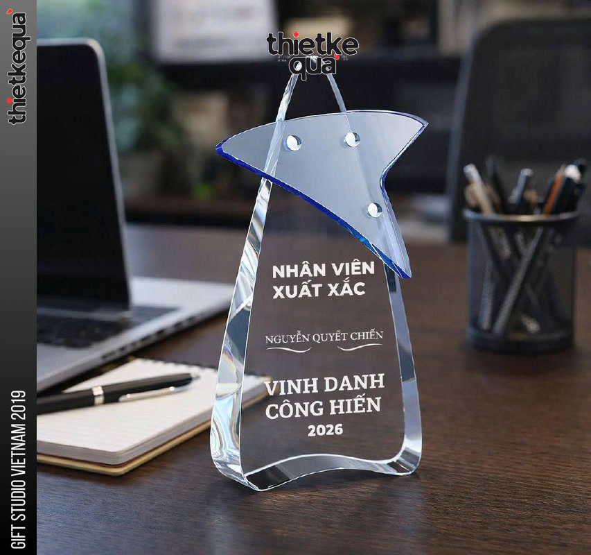 Cúp Pha Lê để bàn Vinh danh nhân viên cống hiến Hình ảnh Cúp Pha Lê để bàn Vinh danh nhân viên cống hiến - Sản phẩm Thiết Kế Quà