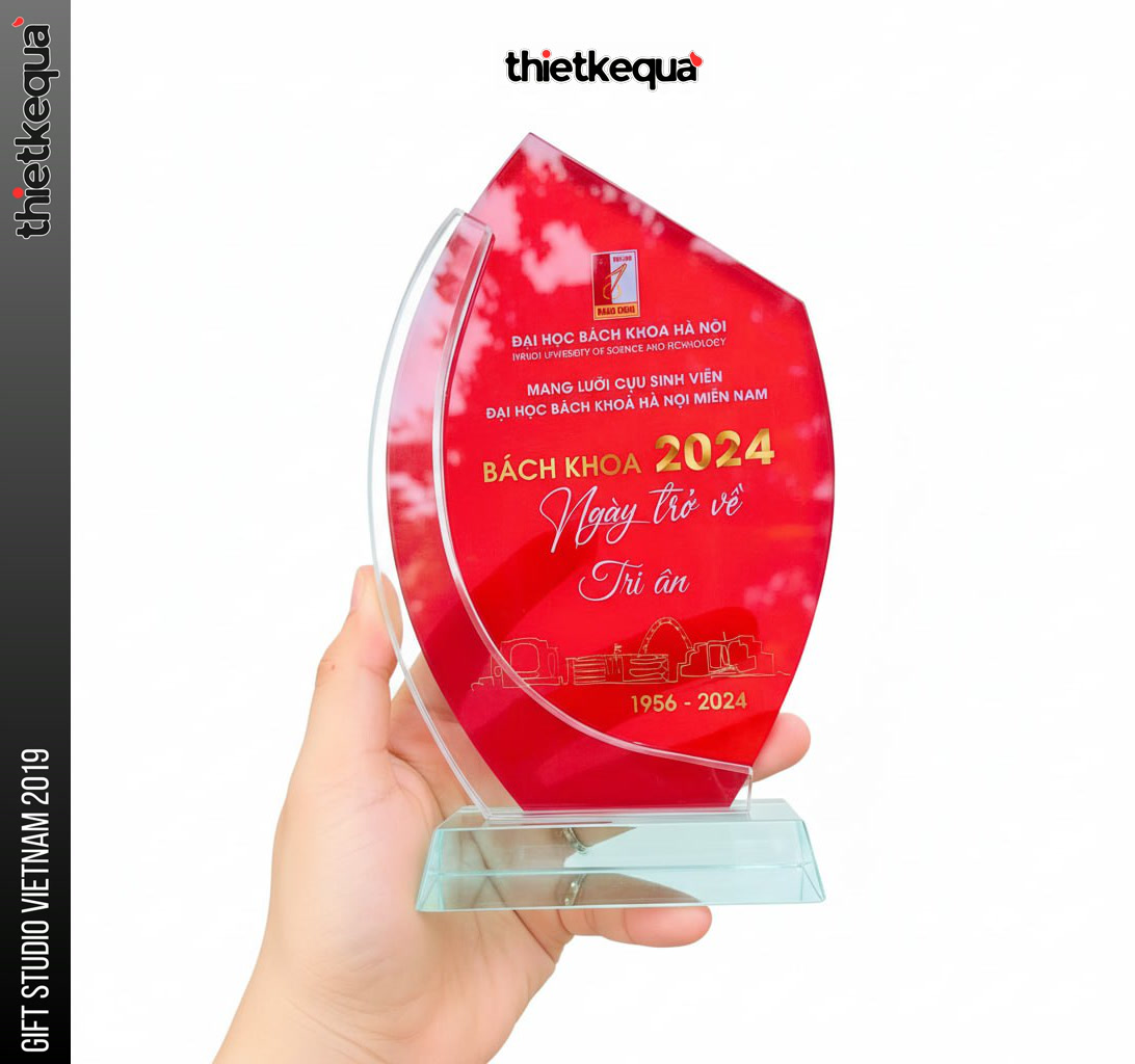Cúp pha lê hai lớp uốn cong nền đỏ vinh danh kỷ niệm ngày trở về thiết kế hiện đại - Ảnh 3