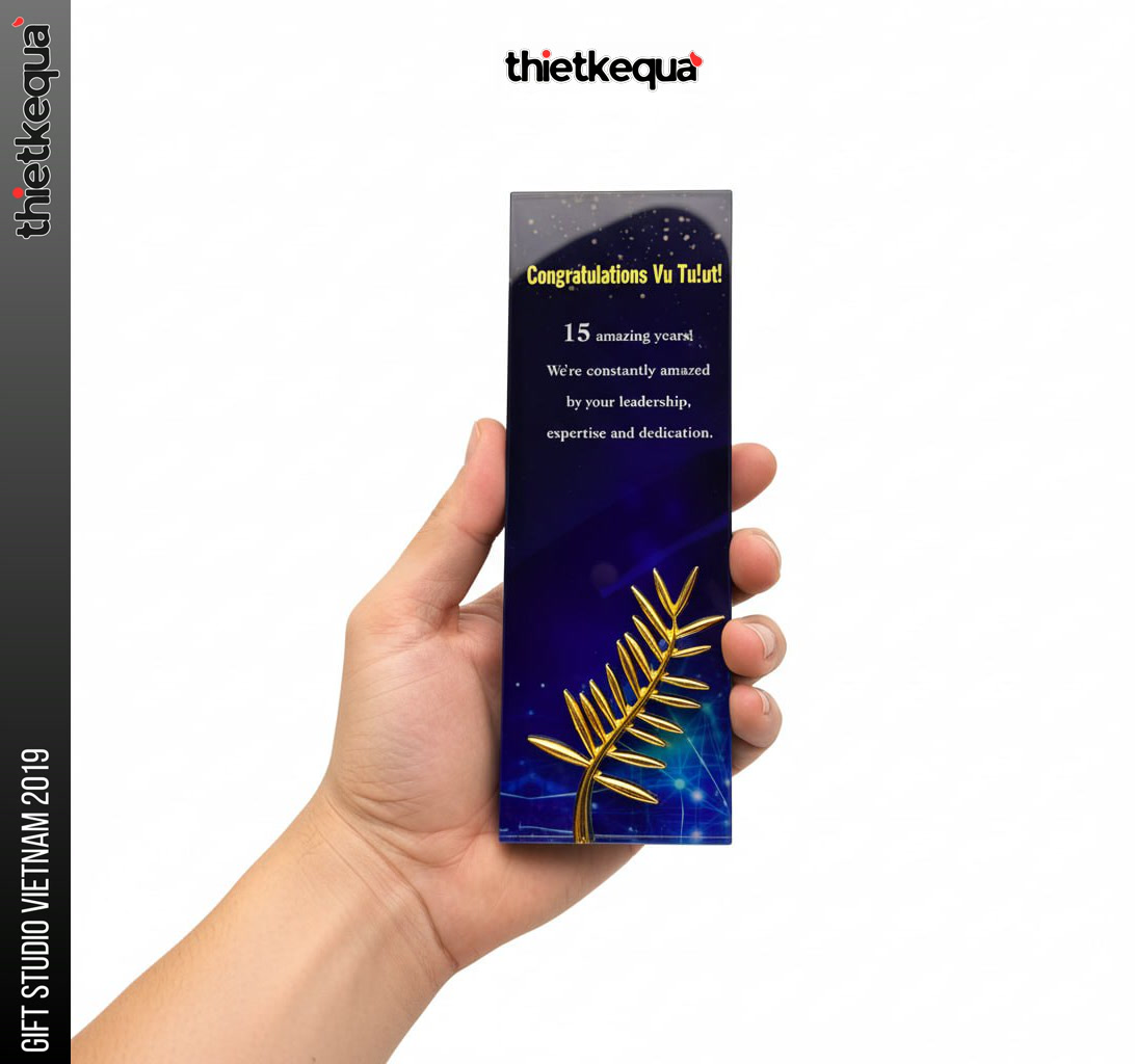 Cúp pha lê khối đứng nền galaxy xanh vinh danh thành tích thiết kế lá vàng nổi - Ảnh 3