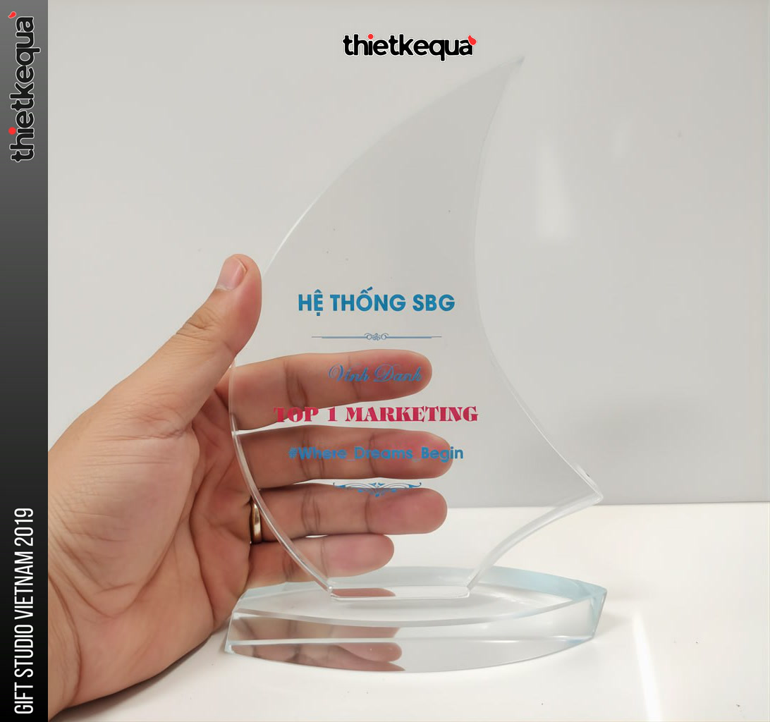 Kỷ niệm chương pha lê dáng cánh buồm uốn cong tinh tế vinh danh doanh nghiệp khắc nội dung theo yêu cầu - Ảnh 3