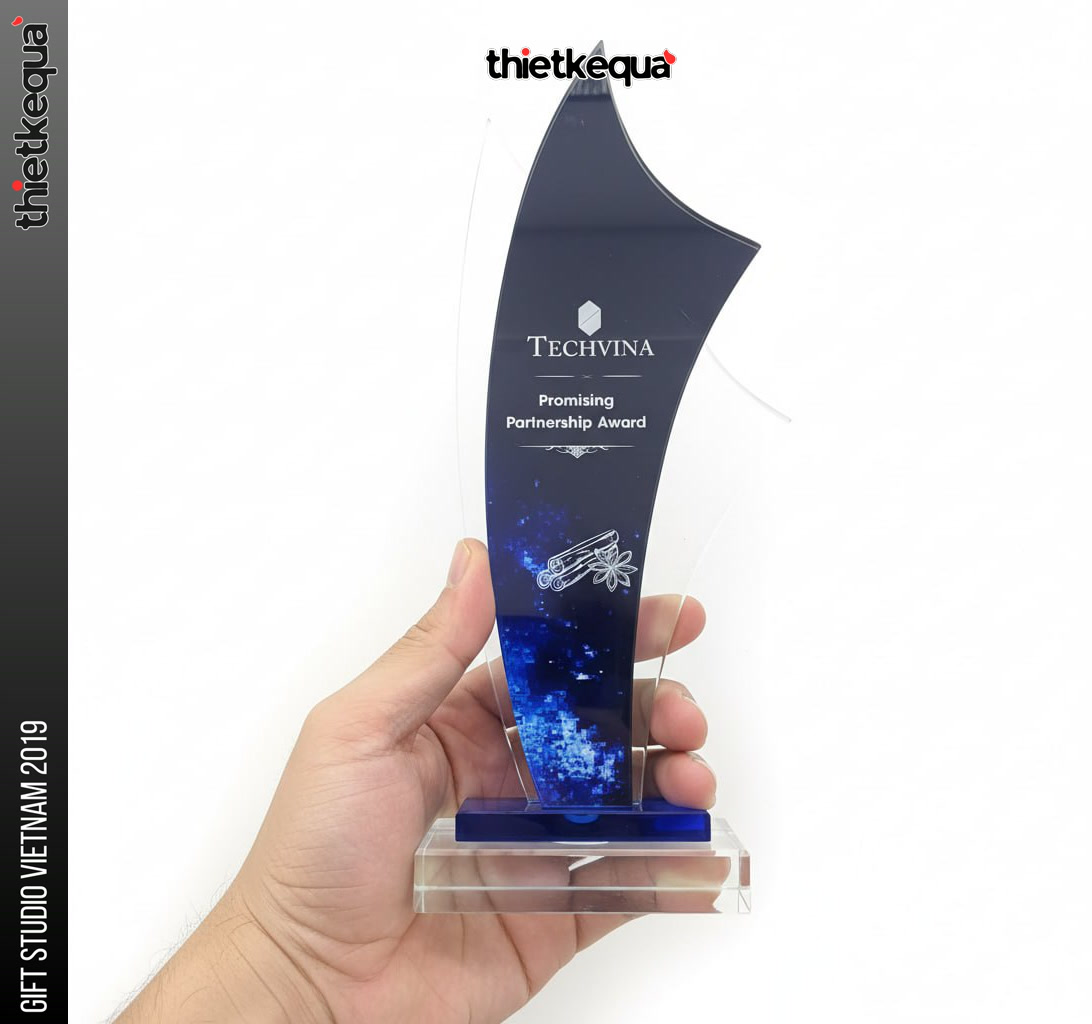 Cúp pha lê nghệ thuật phối màu xanh thiết kế uốn cong hiện đại vinh danh sang trọng khắc nội dung theo yêu cầu - Ảnh 3