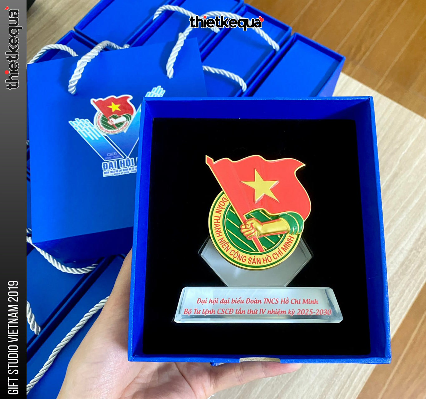 Cúp In Logo Đoàn Thanh Niên và Lá Cờ Tổ Quốc Tung Bay - Ảnh 4