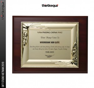 Bảng vinh danh gỗ nền kim loại mạ vàng chạm nổi cổ điển sang trọng của Văn Phòng Chính Phủ