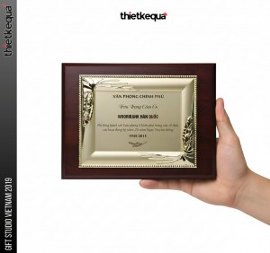 Bảng vinh danh gỗ nền kim loại mạ vàng chạm nổi cổ điển sang trọng của Văn Phòng Chính Phủ