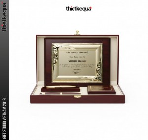 Bảng vinh danh gỗ nền kim loại mạ vàng chạm nổi cổ điển sang trọng của Văn Phòng Chính Phủ