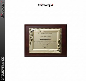 Bảng vinh danh gỗ nền kim loại mạ vàng chạm nổi cổ điển sang trọng của Văn Phòng Chính Phủ