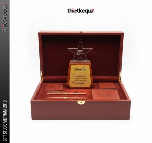 Cúp Đế Gỗ Mặt Đồng Cúp Pha Lê công ty Poeme