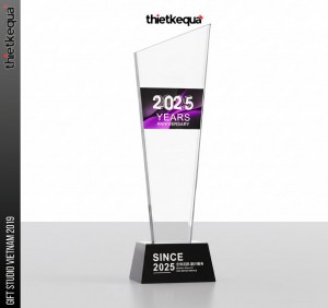 Cúp pha lê 2025 Years Anniversary TripZilla thiết kế vát chéo hiện đại