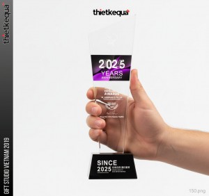 Cúp pha lê 2025 Years Anniversary TripZilla thiết kế vát chéo hiện đại