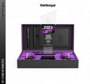 Cúp pha lê 2025 Years Anniversary TripZilla thiết kế vát chéo hiện đại