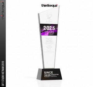 Cúp pha lê 2025 Years Anniversary TripZilla thiết kế vát chéo hiện đại