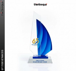 Cúp pha lê 65 năm Công ty Du lịch Việt Nam Hà Nội thiết kế cánh buồm xanh hiện đại