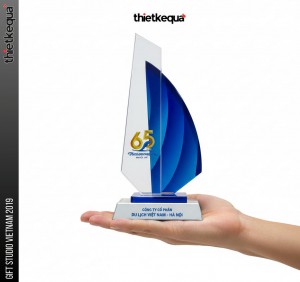 Cúp pha lê 65 năm Công ty Du lịch Việt Nam Hà Nội thiết kế cánh buồm xanh hiện đại
