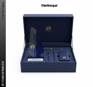 Cúp pha lê 65 năm Công ty Du lịch Việt Nam Hà Nội thiết kế cánh buồm xanh hiện đại