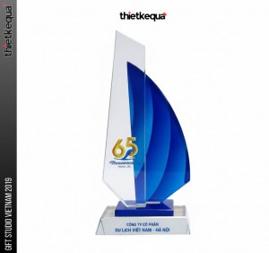 Cúp pha lê 65 năm Công ty Du lịch Việt Nam Hà Nội thiết kế cánh buồm xanh hiện đại