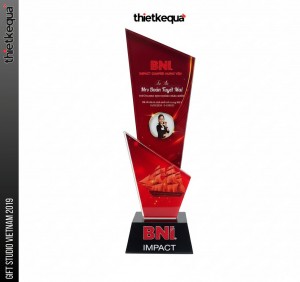 Cúp pha lê BNI Impact vinh danh cá nhân thiết kế đỏ vát chéo nổi bật