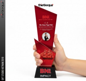 Cúp pha lê BNI Impact vinh danh cá nhân thiết kế đỏ vát chéo nổi bật