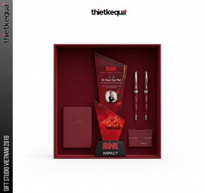 Cúp pha lê BNI Impact vinh danh cá nhân thiết kế đỏ vát chéo nổi bật