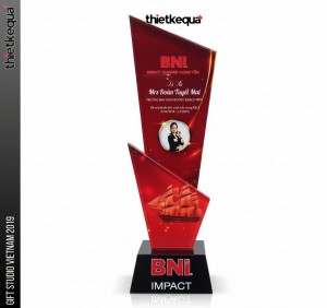 Cúp pha lê BNI Impact vinh danh cá nhân thiết kế đỏ vát chéo nổi bật