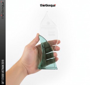 Cúp Pha Lê Cách Điệu Giọt Lửa Xanh Ngọc Bích