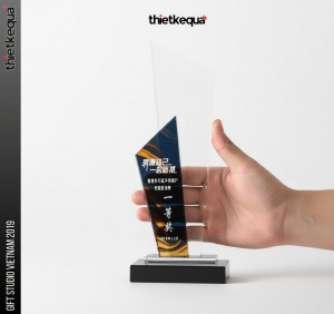 Cúp pha lê đa giác hai lớp phối màu đỏ – trong suốt hiện đại