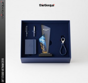 Cúp pha lê đa giác hai lớp phối màu đỏ – trong suốt hiện đại