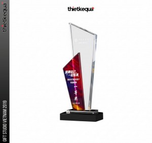 Cúp pha lê đa giác hai lớp phối màu đỏ – trong suốt hiện đại