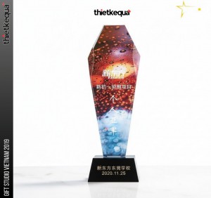 Cúp pha lê đa giác họa tiết chuyển màu đỏ – xanh nghệ thuật